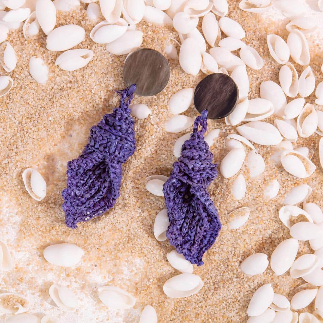 ジャマンピュエッシュのインスタグラム：「Handmade raffia clip earrings for a perfect summer look #jaminpuech #earrings #style #fashion」
