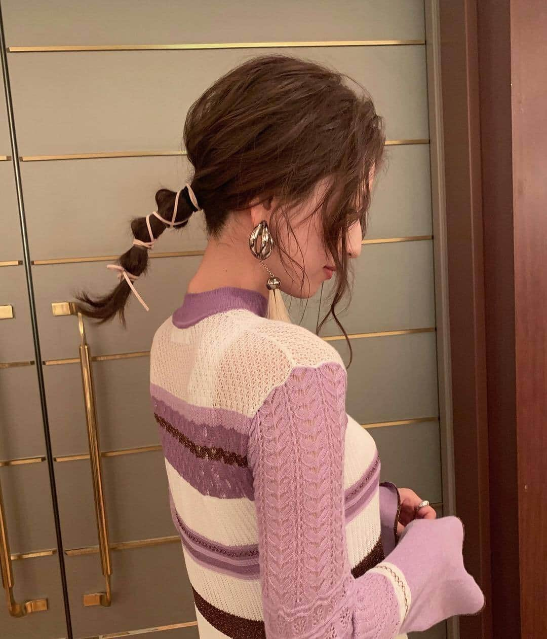 MERYさんのインスタグラム写真 - (MERYInstagram)「. ヘアアクセサリーは、ヘアアレンジを更に際立たせるもの。洋服とカラーを合わせて、統一感を出すのがお洒落かも♪ピアスやイヤリングも忘れないで♡ . MERYでは他にも「かわいい」に近づくさまざまな情報を発信しています。 @mery.beauty コスメ・美容に特化した情報をお届け♡ @mery_spot 話題のカフェやお出かけスポットをご紹介！ こちらもぜひチェックしてみてください！ . . photo by @9.n______ . #MERY #regram #instagram #instahair #hair #hairstyle #hairarrange #arrange #hairset #hairartists #fashionhair #hairartist #머리스타그램 #ヘアアレンジ #紐アレンジ #セルフアレンジ #アレンジ #ニュアンス #ポニーテール #ポニーテールアレンジ #たまねぎヘア #セミロングアレンジ #紐 #ヘアセット #ヘア #ヘアスタイル #お洒落 #お洒落さんと繋がりたい #MERY女子 #メリー」4月22日 18時01分 - mery.jp