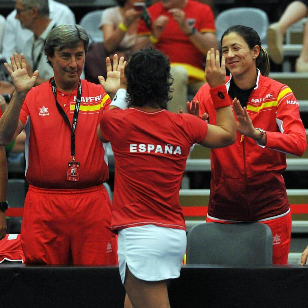 カルラ・スアレス・ナバロさんのインスタグラム写真 - (カルラ・スアレス・ナバロInstagram)「¡Volvemos al Grupo Mundial de @fedcuptennis! ¡Eliminatoria inolvidable! 😃😃😃😃 ⠀⠀⠀⠀⠀⠀⠀⠀⠀ ¡Vamoooos 🇪🇸! ⠀⠀⠀⠀⠀⠀⠀⠀⠀ #team #victory #kortrijk #fedcup #playoff #worldgroup #spain #tennis #vamos」4月22日 18時05分 - carlasuareznava