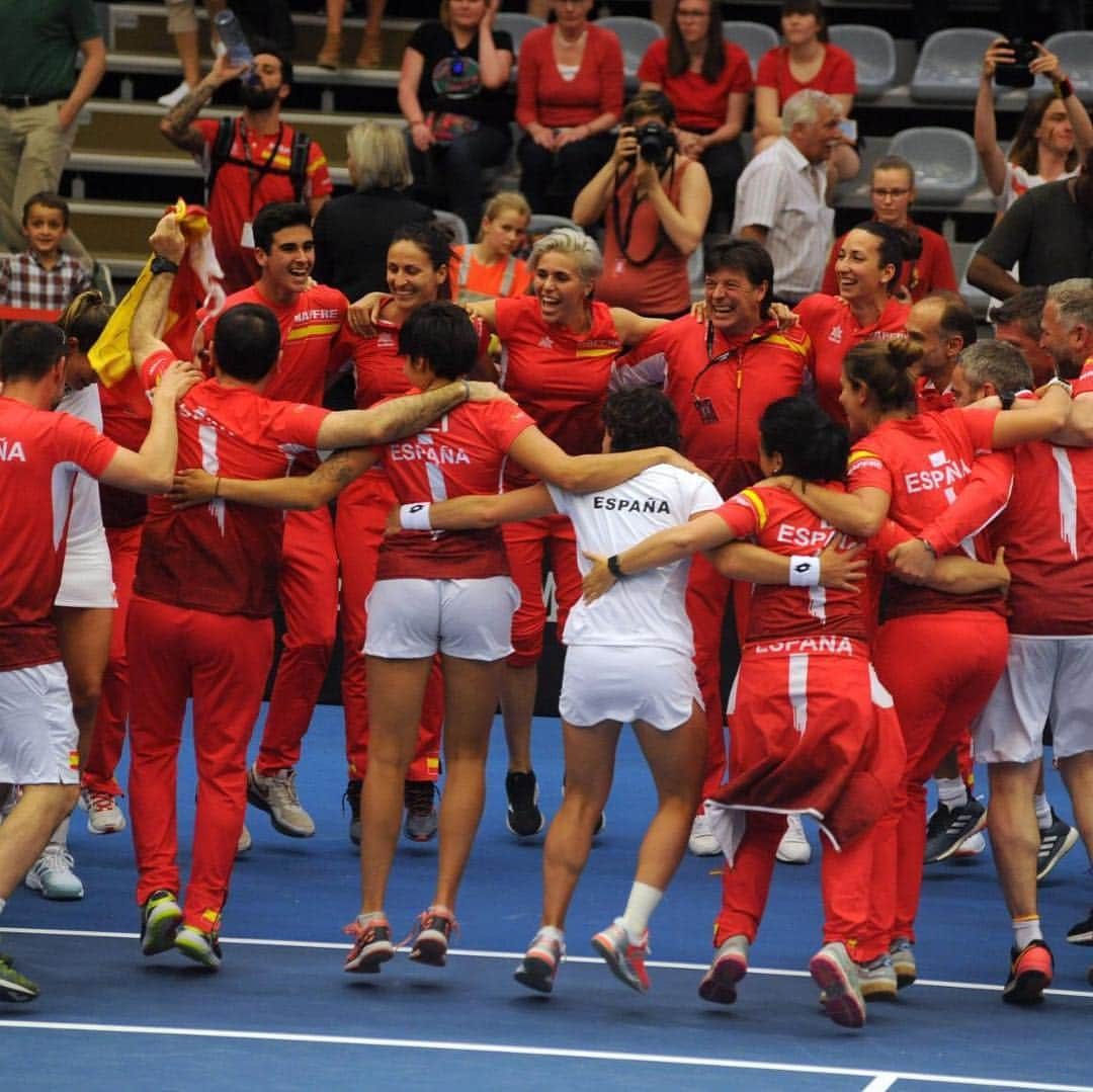 カルラ・スアレス・ナバロさんのインスタグラム写真 - (カルラ・スアレス・ナバロInstagram)「¡Volvemos al Grupo Mundial de @fedcuptennis! ¡Eliminatoria inolvidable! 😃😃😃😃 ⠀⠀⠀⠀⠀⠀⠀⠀⠀ ¡Vamoooos 🇪🇸! ⠀⠀⠀⠀⠀⠀⠀⠀⠀ #team #victory #kortrijk #fedcup #playoff #worldgroup #spain #tennis #vamos」4月22日 18時05分 - carlasuareznava