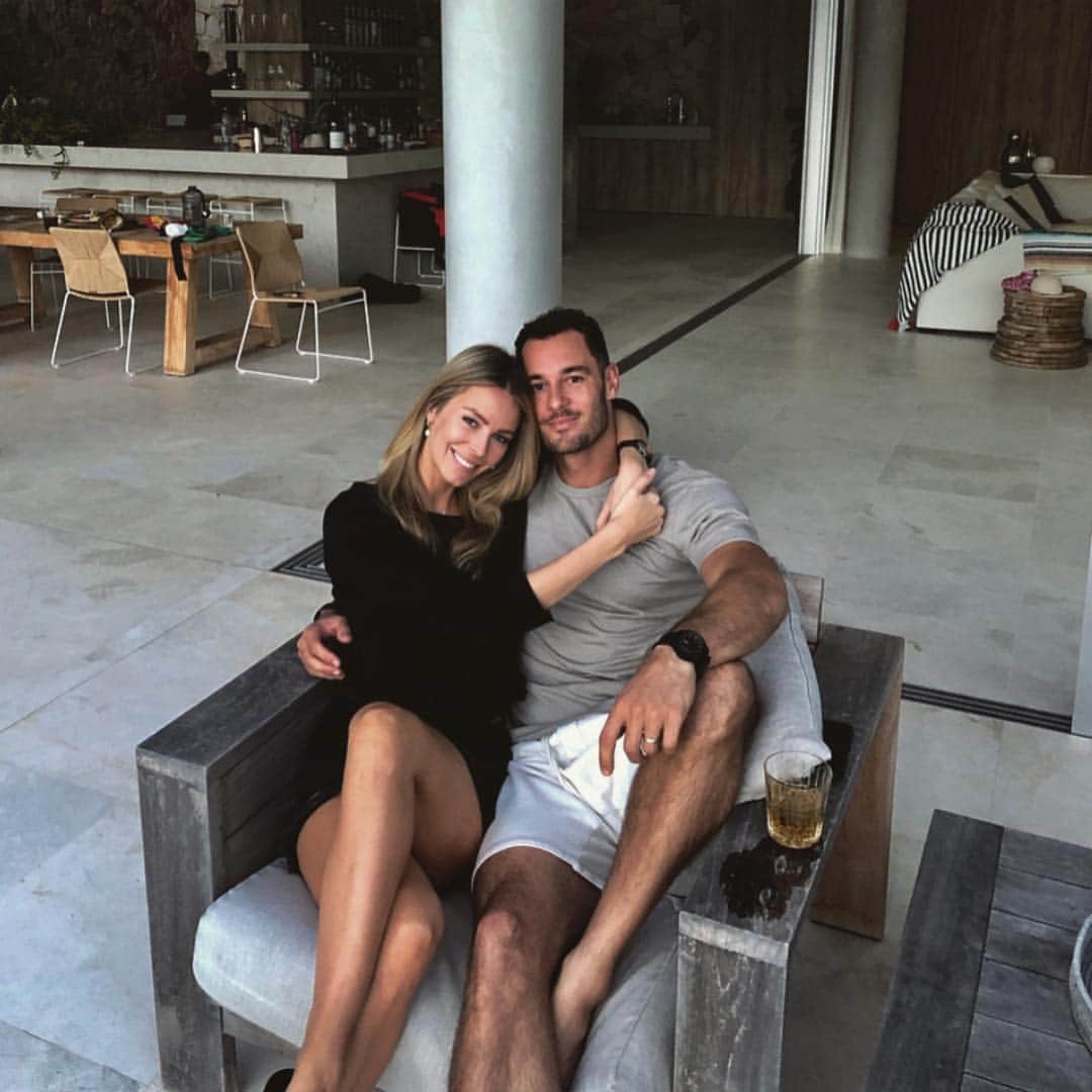 ジェニファー・ホーキンスのインスタグラム：「Easter weekend with my family. #heartisfull ❤️☺️」