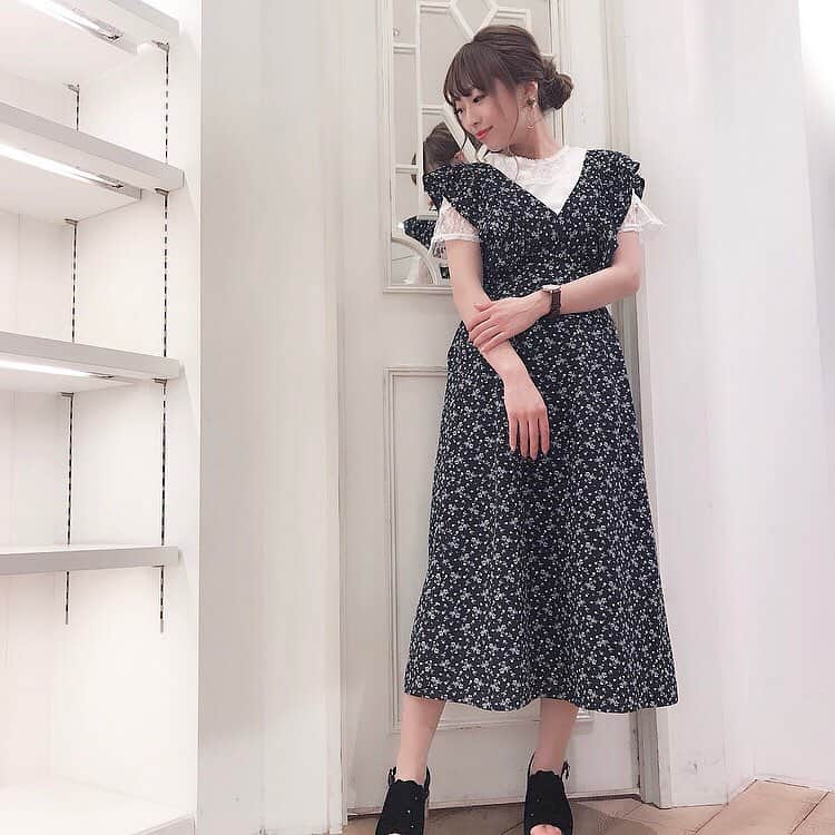 MAJEgirl?officialさんのインスタグラム写真 - (MAJEgirl?officialInstagram)「. . . 新作ワンピのご紹介🌸🌸 . . . 熊本ニューズ店staff (@majegirl__maiko ) 154cm❤︎Mサイズ着用 . . . . tops🔍 #1095010707 #レース×チュールスイッチトップス onepiece🔍 #1095061406 #ショルダーフリルフラワーワンピ shoes🔍 #1095117808 #メニーハートサボサンダル . . . インスタ映え間違いなしな花柄ワンピが入荷しました😊✨ 中のインナー次第で雰囲気変わるので1枚は持っておきたいアイテムです💕 . . . GWのコーデの参考にされて下さい🥺💕 . . . #majesticlegon #majegirl #マジェスティックレゴン #マジェガール #majegirlのgw #gwオススメコーデ  #熊本ニューズ #花柄ワンピース  #2019ss #spring #instafashion  #fashion #ootd #kawaii」4月22日 18時08分 - majesticlegon_pressroom