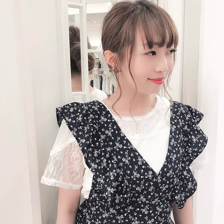 MAJEgirl?officialさんのインスタグラム写真 - (MAJEgirl?officialInstagram)「. . . 新作ワンピのご紹介🌸🌸 . . . 熊本ニューズ店staff (@majegirl__maiko ) 154cm❤︎Mサイズ着用 . . . . tops🔍 #1095010707 #レース×チュールスイッチトップス onepiece🔍 #1095061406 #ショルダーフリルフラワーワンピ shoes🔍 #1095117808 #メニーハートサボサンダル . . . インスタ映え間違いなしな花柄ワンピが入荷しました😊✨ 中のインナー次第で雰囲気変わるので1枚は持っておきたいアイテムです💕 . . . GWのコーデの参考にされて下さい🥺💕 . . . #majesticlegon #majegirl #マジェスティックレゴン #マジェガール #majegirlのgw #gwオススメコーデ  #熊本ニューズ #花柄ワンピース  #2019ss #spring #instafashion  #fashion #ootd #kawaii」4月22日 18時08分 - majesticlegon_pressroom
