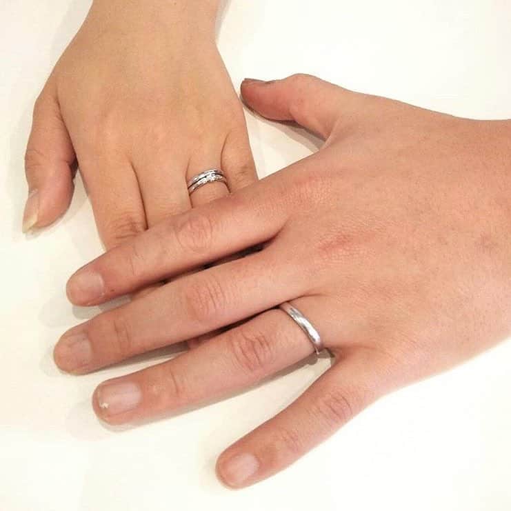 BIZOUX BRIDAL | ビズーブライダルのインスタグラム：「本日は @krhr.maki  様の嬉しい投稿をリポストさせていただきます。 . 指輪を見に自由が丘のビズーさんへ。 . 前々からたくさんカタログ請求して準備して、今日は色々見て回る予定だったけど、ネットやパンフで見た中で一番欲しかったマリッジはビズーのルロンで、ほぼ決まっていました。 . エンゲージは、3月に新しくお花をモチーフにしたラインが出て、それがもう、どれを見ても可愛くて可愛くて！ . とっても楽しみにしていました。 . 色々試着させてもらった中でも、ルロンに重ねづけしたフレーズが可愛すぎて好きすぎて離れられず。 「他に見てないけど良いの？」と聞かれ 「これがいいよ！ビズーが世界一可愛いと思ってる！」 と言ったらその場で決めてくれた。かっこいい。 . 一番を素直に「これ！」と言えるようになった私偉い✨ . こんなに幸せなものかねー！！ 受け取りが楽しみ😊✨ . . @krhr.maki 様 この度はご結婚おめでとうございます。あまりにも素敵な投稿だったのでご紹介させていただきます(^^) . たくさんの中からルロンとフレーズを選んでいただきありがとうございます♪ ぜひ完成を楽しみにお待ちください💍✨ . . #bizoux #ビズー #bizouxbridal #ビズーブライダル #結婚指輪 #マリッジリング #marriagering #エンゲージリング #婚約指輪 #engagementring #ブライダル #bridal #ダイヤモンド #diamond#プロポーズ #サプライズ #婚約 #結婚 #プレ花嫁 #花嫁 #結婚準備 #花嫁準備 #プレ花嫁さんと繋がりたい」