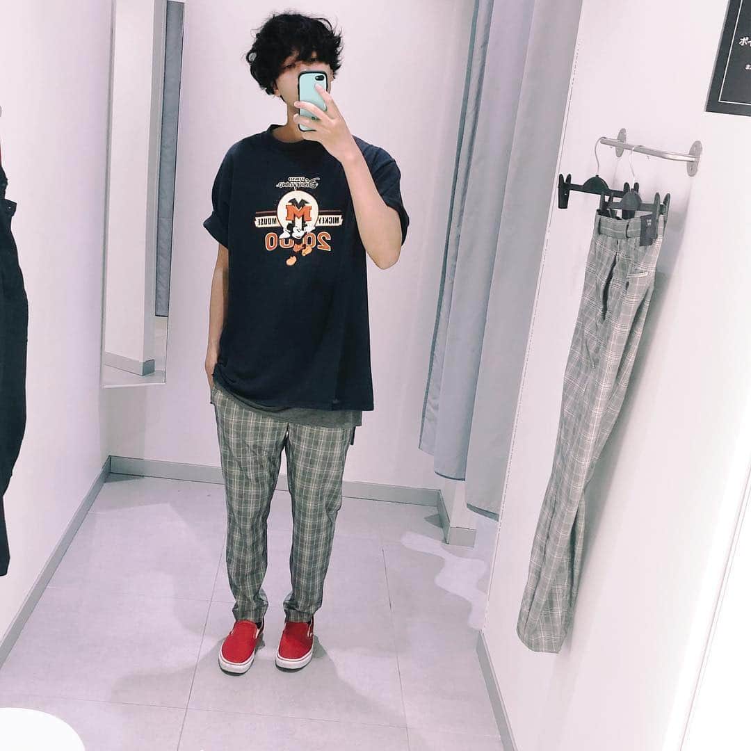 のインスタグラム：「チェックパンツ をワンサイズアップしてかった。 なんか腰で履きたくて  スリムパンツをわざわざオーバーサイズにして履く意味ね🙃笑 . karin van asscheが昔Dior Hommeでやってたスタイルが好きで🙂. . グレー買うかチェックか悩んだけど、チェックにした🤧. . #ファッション #コーデ #OOTD #fashion #code #vans #スニーカー」