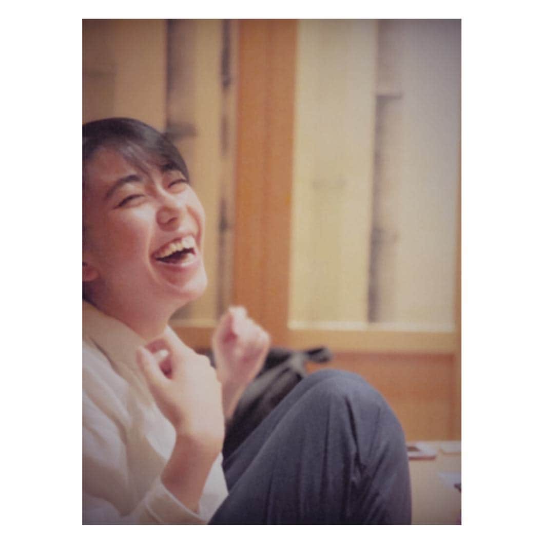 のインスタグラム：「笑顔(・ω・)ノ  #好きだ #絶賛稽古中 #完売ラッシュ #共演者 #斎藤千晃 #笈川健太 #最高 #笑顔 #smile #4月26日より #新宿眼科画廊 にて #ご予約はトップページから」