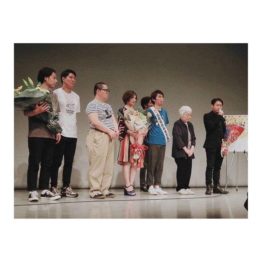 武田梨奈さんのインスタグラム写真 - (武田梨奈Instagram)「🎥﻿ #沖縄国際映画祭﻿ 4年ぶりにお邪魔しました!﻿ ﻿ 映画『いざなぎ暮れた。』のチームでレッドカーペット歩きました。﻿たくさん声を掛けてくれて、名前呼んでくれたり、メッセージとかも、ありがとうございました。﻿ ﻿ そして、、、﻿🌸 舞台挨拶に足を運んでくださった皆様、ありがとうございました。温かい空間に囲まれながらの初上映でした。﻿ ﻿ 空き時間には桜坂劇場で映画を観たり、空手のパフォーマンスを見に行ったり、充実させていただきました。地域発信型映画の懇親会も素敵な時間でした。各作品チームのスピーチにもグッときました。﻿ ﻿ "映画って良いな" "ものづくりって良いな" ﻿ 映画祭に参加すると毎度感じます。また自分たちの作品を持って、映画祭に帰ってきたいと思いました。﻿ ﻿ (衣装はタグ付けしてます)」4月22日 18時19分 - rinatakeda615