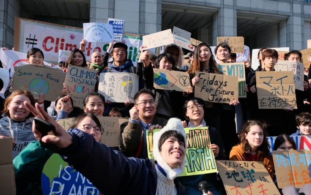 志葉玲さんのインスタグラム写真 - (志葉玲Instagram)「記事配信！今日4月22日は #アースデー（ #地球の日 ）。一人の少女が始めた行動が広がり、先月、約125カ国で約140万人の子ども、若者達が #温暖化 防止を求めるデモに参加。声をあげ始めた未来の世代の動き、地球温暖化の危機的な現状や課題について解説。#シェア大歓迎 ! 「地球が滅ぶのに学校なんか行けない」16歳のノーベル賞候補と140万人の子ども達が大人達を叱る(志葉玲) - Y!ニュース https://news.yahoo.co.jp/byline/shivarei/20190422-00123218/ #earthday #FridaysForFurture」4月22日 18時19分 - rei.shiva