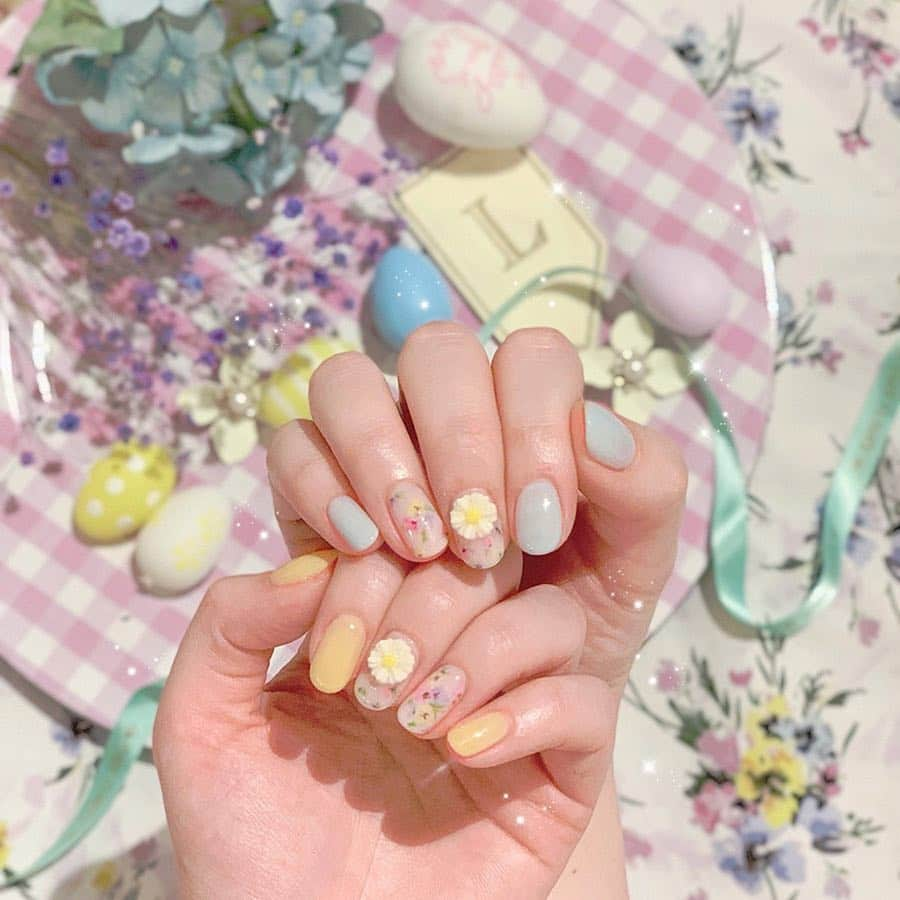 蓼沼綾さんのインスタグラム写真 - (蓼沼綾Instagram)「💐🐣🐰👒🌼 ^_^ new nail💅 テーマはHappy Easter...🐣💐💕 ・ お気に入りのアプの花柄を描いていただいて happyオーラ満載のネイルです🌼💅💕 ・ のびのびでボロボロな指先でしたが😂 @pipimerry ぴろりんにネイルも心も アップデートしていただき すっかり元気モリモリhappyです🥺💓 いつもパワーをありがとうございます💐💕 ・ ・ #newnail #ジェルネイル #pipimerry #パラジェル #parajell #シースルーネイル #イースターネイル #フラワーネイル #春ネイル2019 #jellnail #ネイルアート #マーガレットネイル #easteregg #easterparty #イースター」4月22日 18時20分 - tadeaya