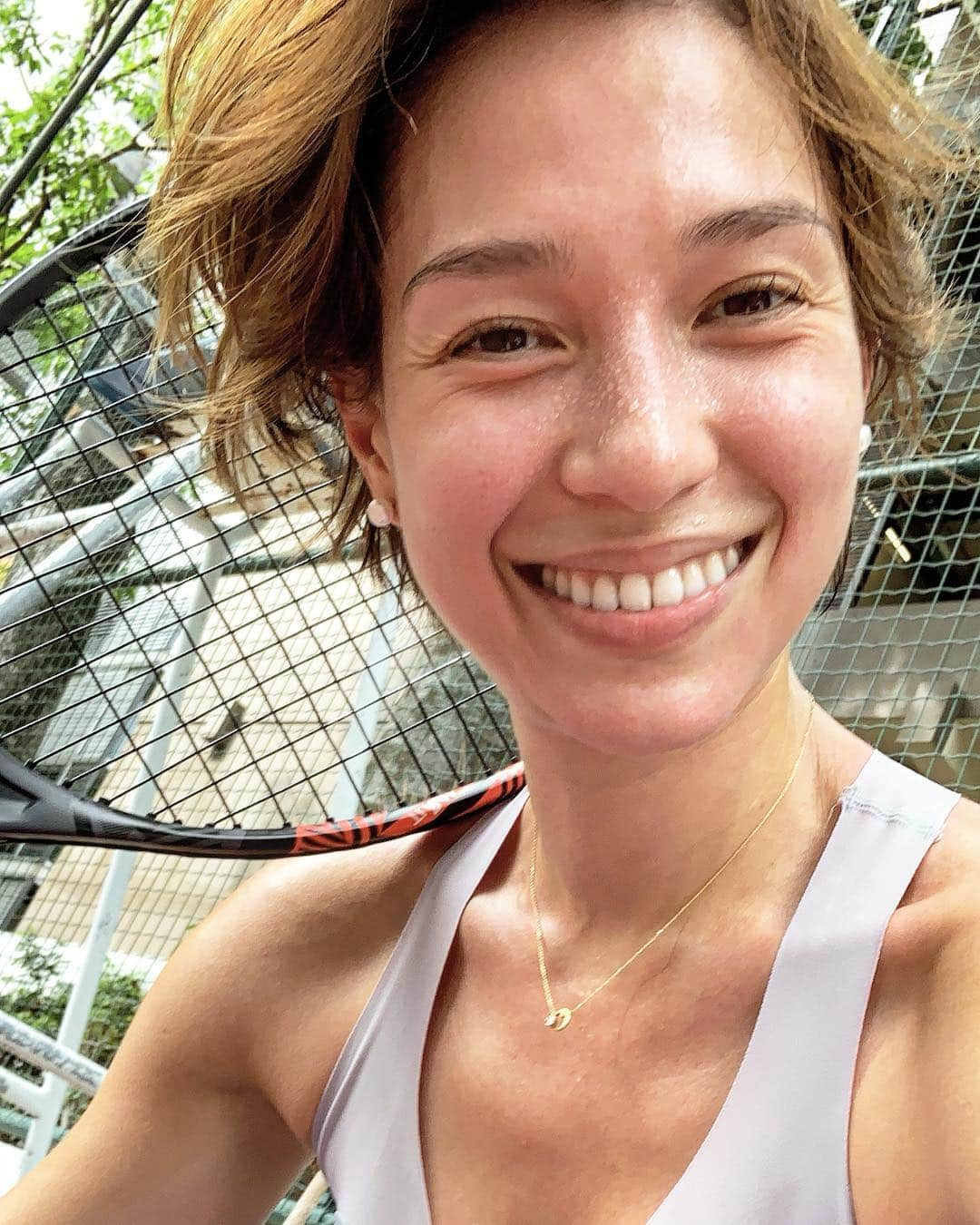 Livさんのインスタグラム写真 - (LivInstagram)「I’ve got #sweatfreckles from playing tennis! Thank you @mingbridges for bringing the racquets. We got quite a few hits and lost a few 🎾🎾🎾🎾 in the process 🤣✨✨✨✨ @fitsphere_bylivlo #puremovebra #liv4reebok #reebok #alwaystraining」4月22日 18時23分 - livlogolding