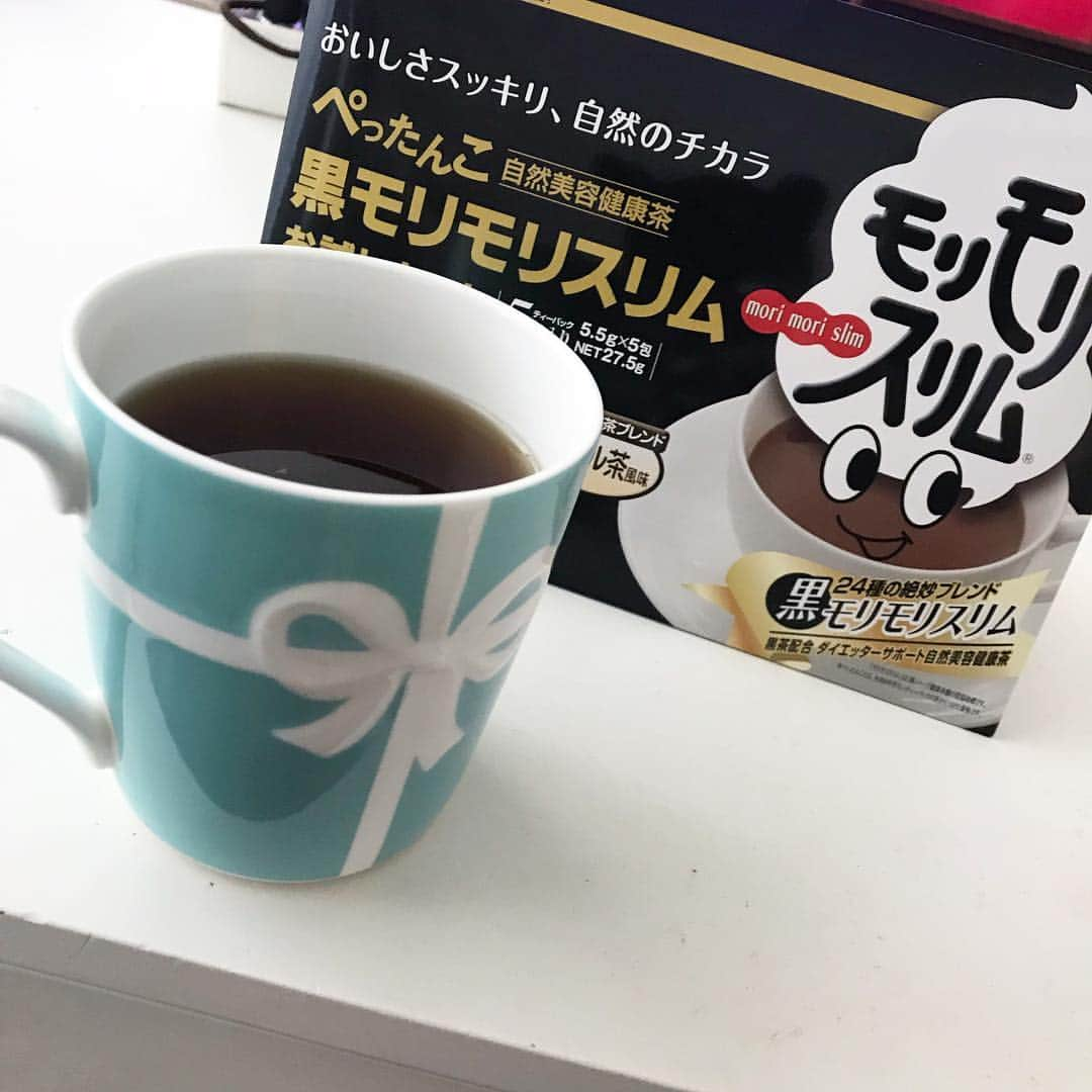 jun fitnessさんのインスタグラム写真 - (jun fitnessInstagram)「・ 【朝からHOTで代謝アップ】 朝から身体を冷やさないように、 飲み物は、常温 or 温かい物を飲むようにしています🍵 ・ このお茶 @morimori.n_official は、 飲み始めてから調子が良いので、 朝HOTにして飲んでます😋 美味しいし、温かいので気分がほっこりします☺️💓 ・ 代謝アップの為にも、身体を冷やさない事が重要〜🔥 ・ ・ ・ ・ #fitness#motivation#workout#exercise#PR#Tiffany #ボディメイク#お茶#美容茶#糖質制限#筋トレ女子#黒モリモリスリム#モリモリスリム#腹筋#くびれ#筋トレ#代謝アップ#フィットネス女子#モニター募集#目標#モチベーション」4月22日 18時33分 - jjfitness44