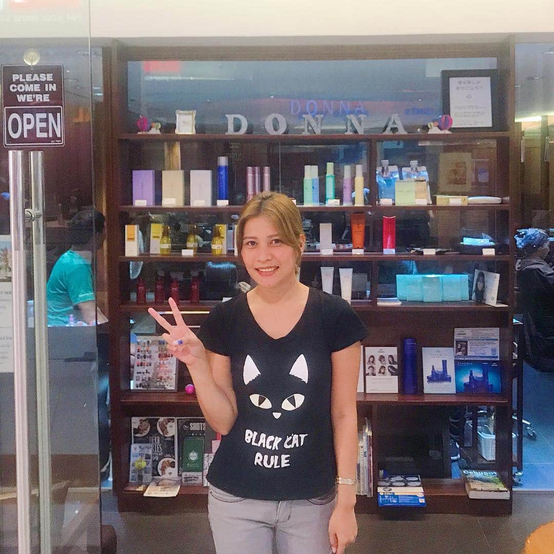 美容留学のアジアビューティカレッジのインスタグラム：「✂︎﻿﻿ ネイリストとして新しくデビューした フィリピン人スタッフのシャイです💅✨ ぜひお店に会いにきてください☺️ . .  英語と美容が学べるセブ留学 海外で美容師で活躍しよう‼️ ﻿ @abc_cebu﻿﻿ ﻿ #美容師 ﻿ #スタイリスト﻿ #ヘアスタイリスト﻿ #美容室﻿ #美容院 ﻿ #ヘアサロン﻿ #美容留学﻿ #語学留学﻿ #海外留学 ﻿ #スタイリング ﻿ #カラーリスト ﻿ #日系サロン﻿ #カラー ﻿ #イルミナカラー﻿ #海外生活﻿﻿ #美容学生 ﻿ #セブ島﻿ #英会話 ﻿ #スタイリストデビュー ﻿ #美容師転職 ﻿ #美容師募集﻿ #外国人風カラー ﻿ #美容師の卵﻿ #ネイリスト  #海外で美容師したい﻿ #美容師さんと繋がりたい ﻿#ネイリスト #nail #nailist  #nailart」