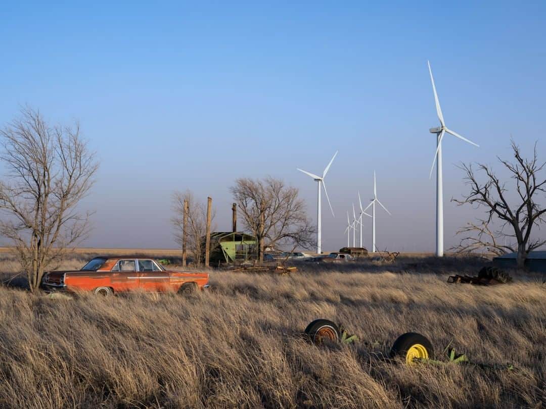 のインスタグラム：「Photo by Lucas Foglia @lucasfogliaphoto | New wind turbines generate electricity next to an abandoned farmhouse in Silverton, Texas. Wind farms have been installed on agricultural land across the Texas Panhandle, providing supplemental income to landowners. For some of them, the turbines provide more consistent income than crop farming.」