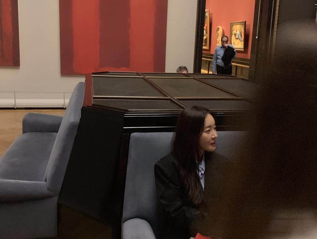 オム・ジウォンさんのインスタグラム写真 - (オム・ジウォンInstagram)「앉아있는게 좋은 나이  #markrothko」4月22日 18時29分 - umjeewon
