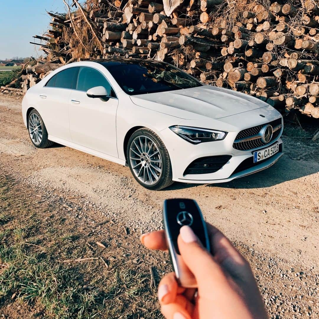 メルセデス・ベンツさんのインスタグラム写真 - (メルセデス・ベンツInstagram)「Let's go for a ride! 🔑 Photo by @santanya. . #MercedesBenz #CLA #🌟 #mbfanphoto #carkeys #automotivedesign #whitecars #letsgoforaride #mbcar」4月22日 18時30分 - mercedesbenz