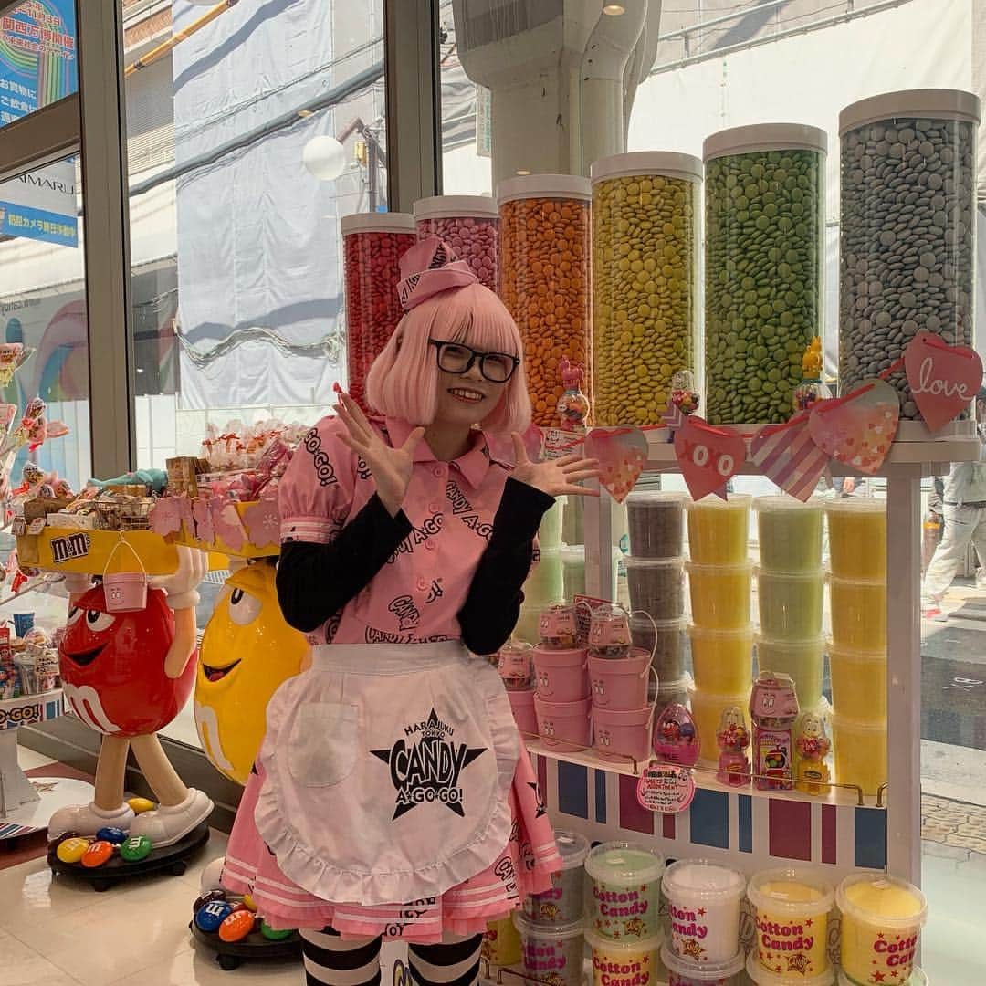 ALINA AKULAさんのインスタグラム写真 - (ALINA AKULAInstagram)「🍬🍭regular candy seller 🤩  #sweets #candy #candyshop #shugar #магазинсладостей #магазинкондитера #девочкитакиедевочки」4月22日 18時32分 - radharanievna