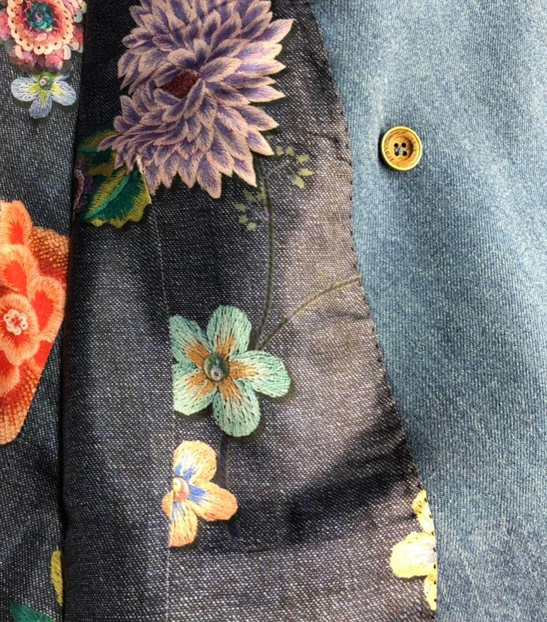 西澤良磨さんのインスタグラム写真 - (西澤良磨Instagram)「手縫いのフルオーダーにしてから、初めてのスリーピースデニムスーツの納品。  思わず、うおぉ、、、！ って心が動いた。  綺麗。いや、もはや美しい。  スーツ始めた頃なんて、スーツの違いなんて、よく分からなかったけど、今ではどの部分がどう違うか分かるから、自分も変わったなと実感する。笑  ちょっと修正しなきゃだけど、これを着ている姿を見るのが楽しみだ👀  #ryomatokyoflowers #ryomaflowers #本物のバラ #枯れないバラ #バラ #フラワーピン #ラペルピン #ブローチ #フラワーファッションブランド #オーダーメイドスーツ #RYOMATOKYO #経営者の着こなし」4月22日 18時33分 - ryomaworld