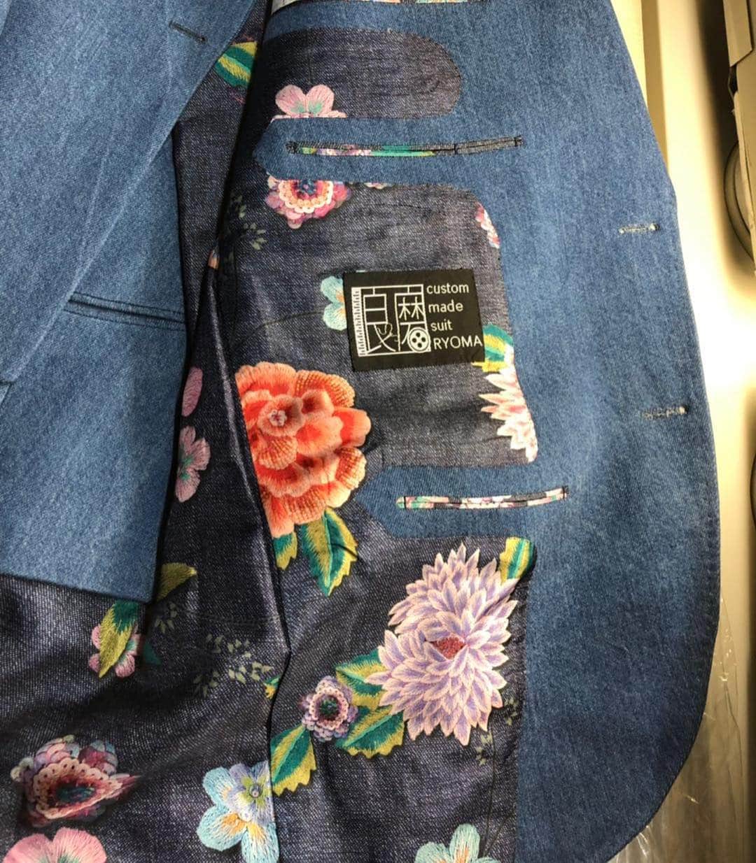 のインスタグラム：「手縫いのフルオーダーにしてから、初めてのスリーピースデニムスーツの納品。  思わず、うおぉ、、、！ って心が動いた。  綺麗。いや、もはや美しい。  スーツ始めた頃なんて、スーツの違いなんて、よく分からなかったけど、今ではどの部分がどう違うか分かるから、自分も変わったなと実感する。笑  ちょっと修正しなきゃだけど、これを着ている姿を見るのが楽しみだ👀  #ryomatokyoflowers #ryomaflowers #本物のバラ #枯れないバラ #バラ #フラワーピン #ラペルピン #ブローチ #フラワーファッションブランド #オーダーメイドスーツ #RYOMATOKYO #経営者の着こなし」
