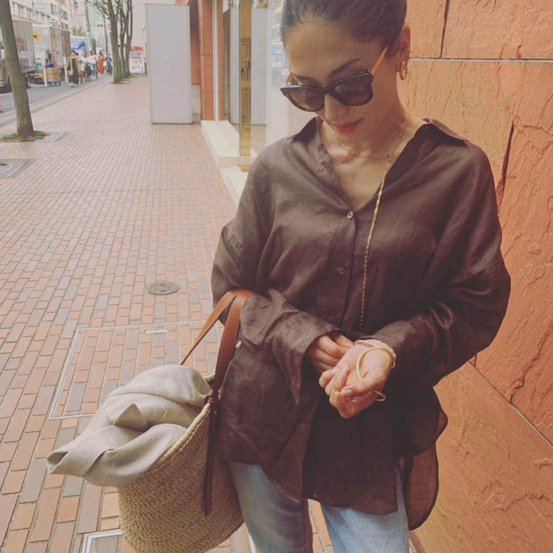 亀恭子のインスタグラム：「monday. summer day.  brown day. . . . 絶賛活躍中のチェーンネックレスは、 今日は留め位置でチョーカーに。 . . today's… #fashion #ootd #kkstyle #tokyo #kamescloset #necklace #maramcs  #sunglasses #thierrylasry #spring」