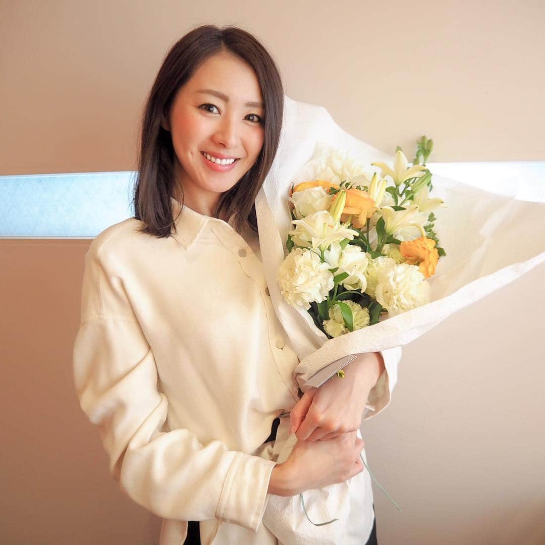 杉下理世のインスタグラム：「先週末は、仲良しのお友達たちにお祝いしてもらえた幸せな週末でした🎂 お昼もそして夜にはサプライズも♡♡ 幸せな１日だったので、土曜に戻りたいです🙈💕 たくさん考えて計画してくれた私の大切な皆さま💓 本当に本当にありがとう😭✨ お祝いされるより、お祝いする方が好きな私ですが、やっぱり嬉しすぎますね😍✨ #ありがとう #hbd #happybirthday #happybirthdaytome #flower #花束 #誕生日 #お祝い #朝までカラオケ」