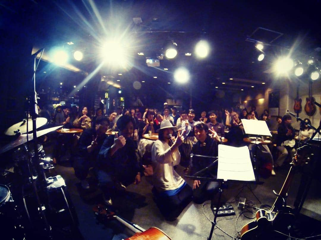 YoYoさんのインスタグラム写真 - (YoYoInstagram)「3箇所目、名古屋公演達成！ YoYo the "Pianoman" Debut Album リリースライブ記念ライブツアー4/20(土)@Mr.Kenny's。  初の名古屋公演に集まってくれた大歓迎のファミリーオーディエンス皆さん、ヒューっヒューっ！なリアクションで応えてくれました。これまで来れなかった場所へこうして来ることができ、そこには沢山の出会いと再会があった！ 過去SOFFet Musicを好きで居てくれたみんなとの出会い再会、音楽はこうして空いてしまった時間も繋ぎ止めるもの。思い出のSwingin' ジャージを持って来てくれたり、ポカポカミュージックのお話が出たり。^ ^  そしてYoYo the "Pianoman"ライブに来て初のジャズライブを楽しい！と思ってもらえる事、これこそが喜び♫今生み出す音、届ける音をこれからも楽しんでもらえるよう、また名古屋にも定期的に帰ってきたい！と心底思いました！！ 「帰って来ること、決まってるんです！！」この報告が出来たのも本当に良かった(*ﾟ▽ﾟ*)JmPで行く七夕ジャズナイトを楽しみに、準備を進めていきます。  会場はクラブ的熱気にも包まれるように沢山にお集まりいただき、演奏と共に熱はさらに上がり〜名古屋公演達成！！カーテンコール！！パシャっ！！ あんなラフな撮影で無事なんとか写ってました♫^ ^ 多方面にご協力いただいた皆さまにもm(_ _)mこうして有意義な時間を過ごせた事に感謝の気持ちです。ありがとうございました！！ (Pf) YoYo、(Gt) Masaharu Sasaki、(Ba) Takuya Sakazaki、(Dr) Hidenori Tsubota #yoyothepianoman #リリースライブ #名古屋 #Mrkenny's #soffet #piano #pianoman #音楽 #ジャズ #ジャズライブ」4月22日 18時45分 - yoyo_soffet