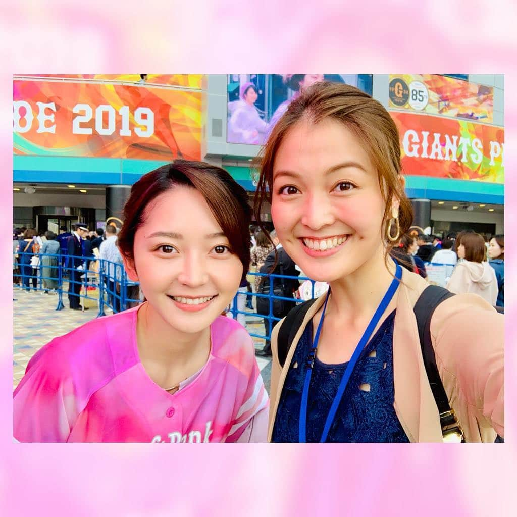 福田典子さんのインスタグラム写真 - (福田典子Instagram)「今日はプロ野球・福岡ソフトバンクホークスのタカガールデーとしてオリックスとの試合が東京ドームで開催されるとのことで取材へ行ってきました！ . 女性の来場者にはタカガールデー用のピンクのユニフォームが配られるんですが… . なんと、本多コーチが使っていたノック用のバットもタカガール仕様になっていました！ . 現役時代に用具を担当されていた方がこのピンクのバットを特別に作ってくださったようで、 . 「今日到着して初めて見ました！いつもと長さとかも違うんですけど、特別仕様なのでこのバットにも注目してくださいね！」と話されていました☺️✨ . 先発の東浜投手について倉野投手コーチは「まだストレートのキレが本来の50〜60%くらい。長いイニング投げると思うとフォームが小さくなってしまうので、中継ぎくらいの気持ちで1イニングずつ全力で投げてほしい。」と話していました。 . 竹崎アナウンサーはタカガールの皆さんにお話を聞いて回っていたようなので、試合結果と合わせてぜひSPORTSウォッチャーをご覧ください！」4月22日 18時46分 - norikofukuda212