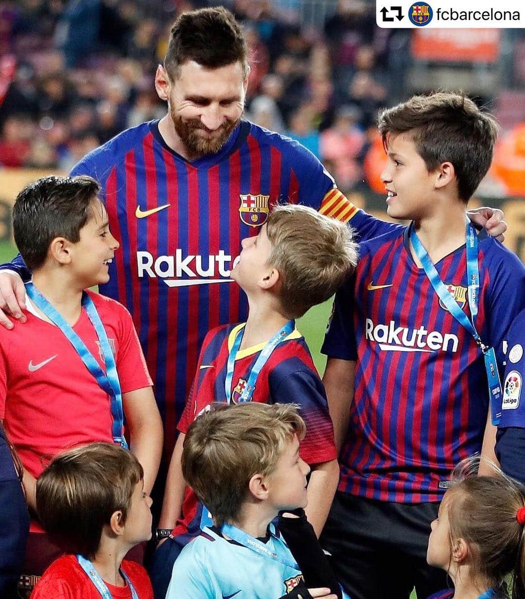 LFPさんのインスタグラム写真 - (LFPInstagram)「Children 💙♥️ Messi • #Messi #Barça #LaLigaSantander #LaLiga #Happiness #Idol」4月22日 18時47分 - laliga