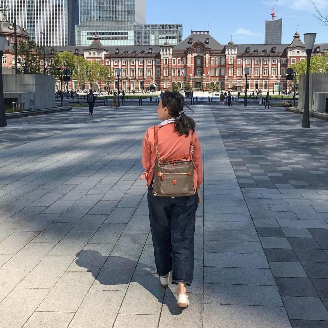 Felisi Japan 〔フェリージ〕さんのインスタグラム写真 - (Felisi Japan 〔フェリージ〕Instagram)「【フェリージ 丸の内店】 . GW、フェリージを持って旅にでませんか？ . 4/12(金)〜4/26(金)の期間、フェリージ直営店、パートナーシップ店、オンラインショップにて「トラベルフェア」を開催しております。 . 上記期間中に、トラベルにまつわる特定アイテムをお買上の方に、トラベルに役立つ素敵なノベルティをプレゼント。 ※ノベルティはなくなり次第、終了となります。予めご了承ください。 . 丸の内店ではフェアに合わせ、スタッフお勧めのボストンバッグやリュック等をバリエーション多く揃えておりますので、ご旅行のご準備に、是非お越しくださいませ。皆さまのご来店お待ちしております。 . . . #felisi #shop #marunouchi #travel #bostonbag #rucksack #GW #フェリージ #丸の内店 #新丸ビル2F #トラベルフェア #ボストンバッグ #リュックサック #トラベルバッグ #トラベルグッズ #ゴールデンウィーク #大型連休 #10連休 #旅行 #旅」4月22日 18時54分 - felisi_japan