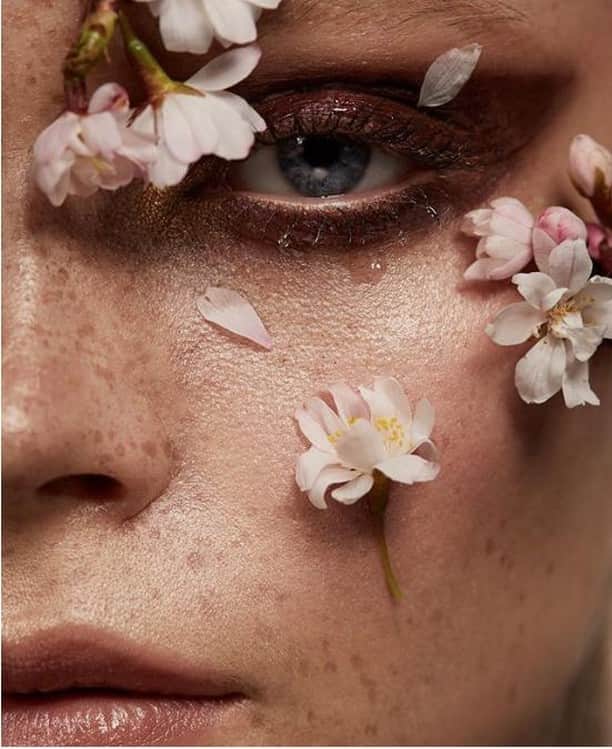 M·A·C Cosmetics UK & Irelandさんのインスタグラム写真 - (M·A·C Cosmetics UK & IrelandInstagram)「It's a Spring thing 🌷 👩‍🎨 @lou_seymourmua 📸 @tina_eisen⁣ 💄⁣Face and Body Foundation and Clear Lipglass⁣ ⁣  #spring #flowers #makeup #beauty」4月22日 18時55分 - maccosmeticsuk