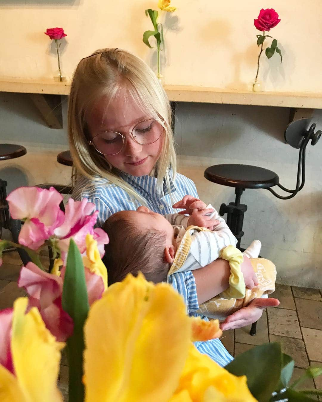 ベン・ワッツさんのインスタグラム写真 - (ベン・ワッツInstagram)「Sisterly love ❤️...... lil Rube wiv baby 👶 Wynston on Easter Sunday . She has been so caring and helpful wiv her lil brother . @xgabriela ❤️ #lilrube #eastersunday #family 😊😊」4月22日 18時55分 - wattsupphoto