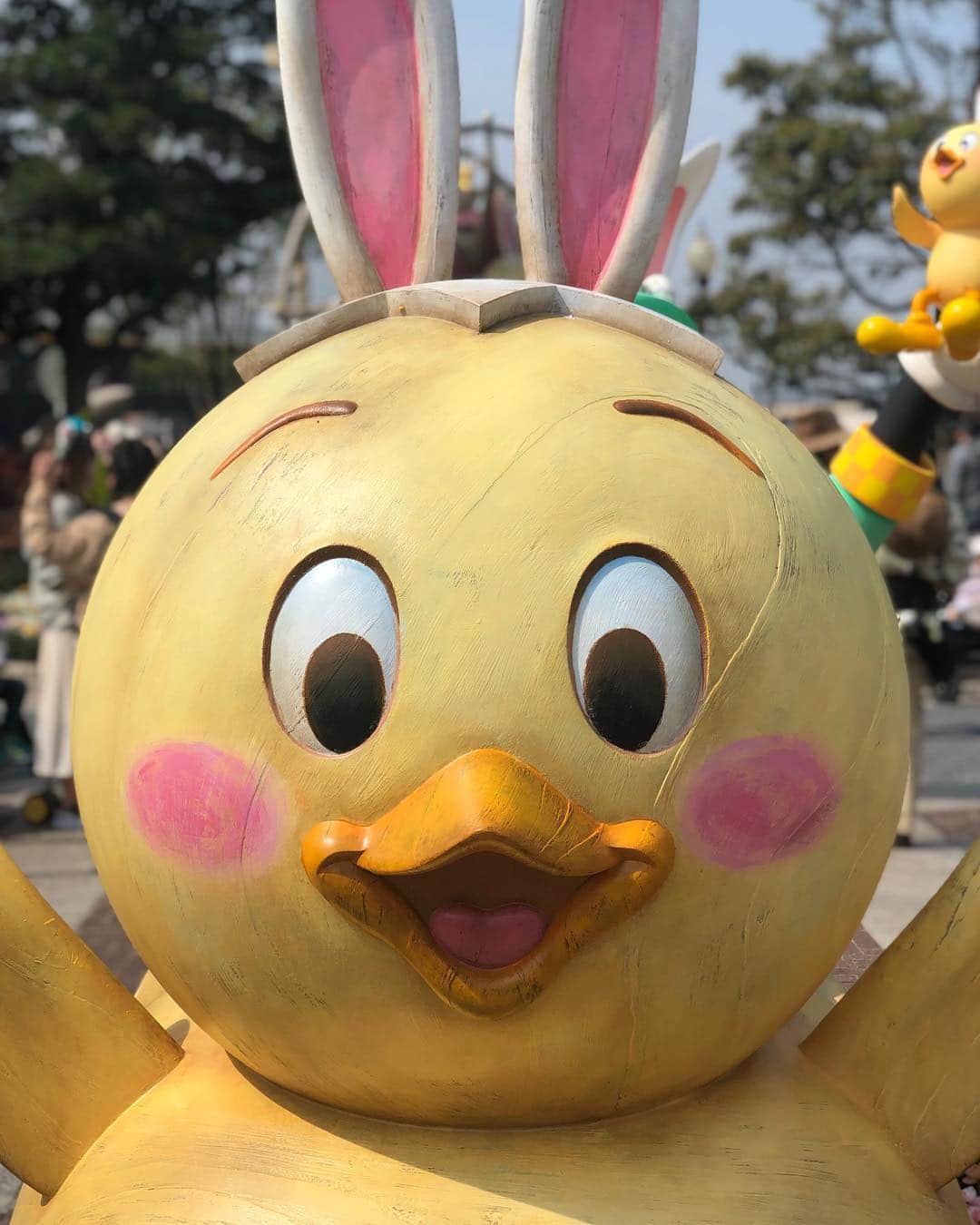 のインスタグラム：「こないだご対面した  うさピヨ！  振り向いてよ！  うさピヨ！  うさピヨの歌が頭から離れませんーー笑（分かる人にはわかるかな？） イースターに誕生したディズニーシーの新キャラクターだそうです。 なんだかくせになる不思議なかわいさ。  ディズニーはやはり夢の国ですねぇ❤️」