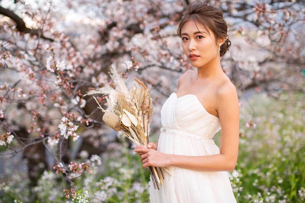 澤井玲未のインスタグラム：「データをいただいた桜ウエディング🌸 . #bridal#bridalmodel#bridalshoot#cherryblossom#japanesemodel#shooting#weddingdress#weddingmodel#ブライダル#ブライダルモデル #ブライダル撮影#桜撮影#小麦肌モデル#日本人モデル#小麦肌花嫁#桜ウエディング#ヘアメイク#メイクモデル」