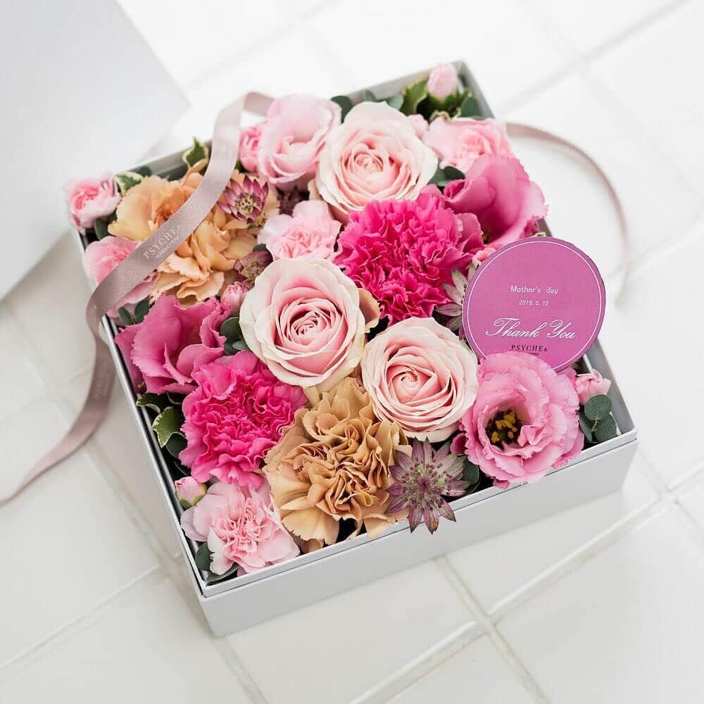 プシュケ[PSYCHE&]・花キューピットさんのインスタグラム写真 - (プシュケ[PSYCHE&]・花キューピットInstagram)「.﻿﻿ パッと箱を開けると一気に華やかな香りが広がるフラワーボックス﻿﻿ カーネーションやバラをぎゅっと詰め込み、「ありがとう」と感謝の気持ちを届けます。﻿﻿ ｰｰｰｰｰｰｰｰｰｰｰｰｰｰｰｰｰｰｰｰｰｰｰｰｰｰｰｰｰｰｰｰｰｰｰｰｰｰｰｰｰｰｰｰｰｰｰｰｰｰｰ﻿﻿ #プシュケ #母の日 #mothersday#花キューピット #花 #お花 #ザ花部﻿﻿ #花に心を込めて #暮らしに花を #花のある暮らし﻿﻿ #フラワーデザイン #インテリアフラワー﻿﻿ #フラワーギフト #花束 #ブーケ #カーネーション﻿﻿ #バラ #フラワーボックス #プシュケ_Cute #フラワーボックス0280﻿﻿ ｰｰｰｰｰｰｰｰｰｰｰｰｰｰｰｰｰｰｰｰｰｰｰｰｰｰｰｰｰｰｰｰｰｰｰｰｰｰｰｰｰｰｰｰｰｰｰｰｰｰｰ」4月22日 19時01分 - psyche.flowers