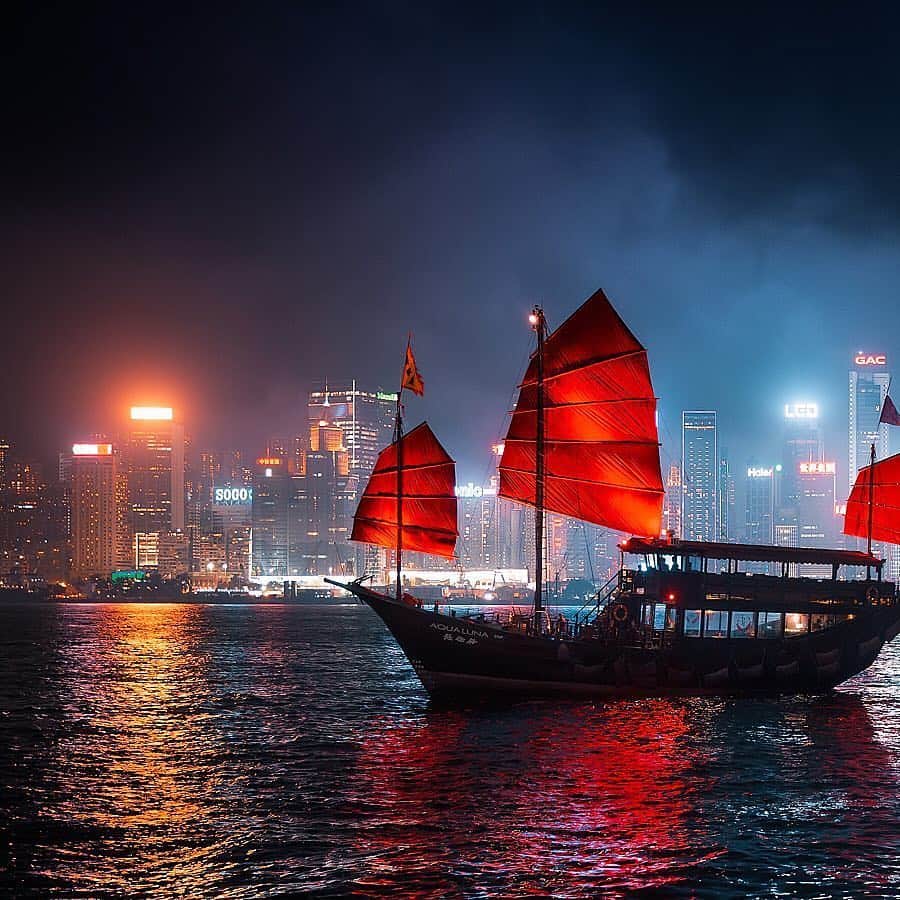 Discover Hong Kongさんのインスタグラム写真 - (Discover Hong KongInstagram)「A Hong Kong travel tip: board an authentic Chinese junk and set sail into the scenic Victoria Harbour. 香港旅遊點子：登上中式帆船，暢遊維港大拍美照！ 📷: @beboy_photography #DiscoverHongKong #repost」4月22日 19時01分 - discoverhongkong