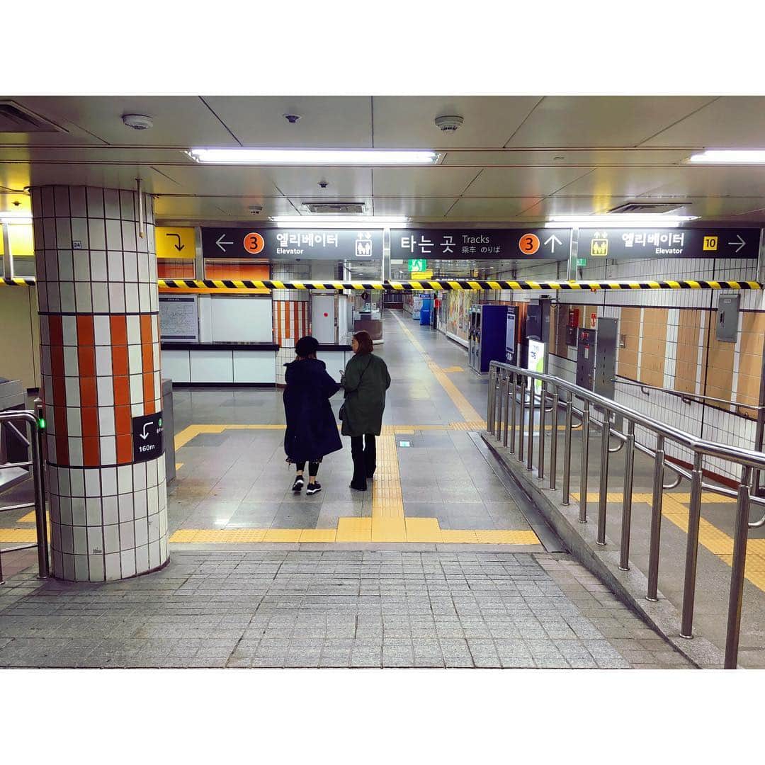 トリイクニコさんのインスタグラム写真 - (トリイクニコInstagram)「コッチミテクダサーーイ🙌🏻 by @kyonkyon621 カメラマン🤳 . 1枚目▶︎ このタイプの改札遊園地みたいw 3枚目▶︎ なにがそんなに面白かったのかw記憶なしww . #🇰🇷 #韓国旅行 #いつメン旅 #kunikorea」4月22日 19時02分 - toriicamera