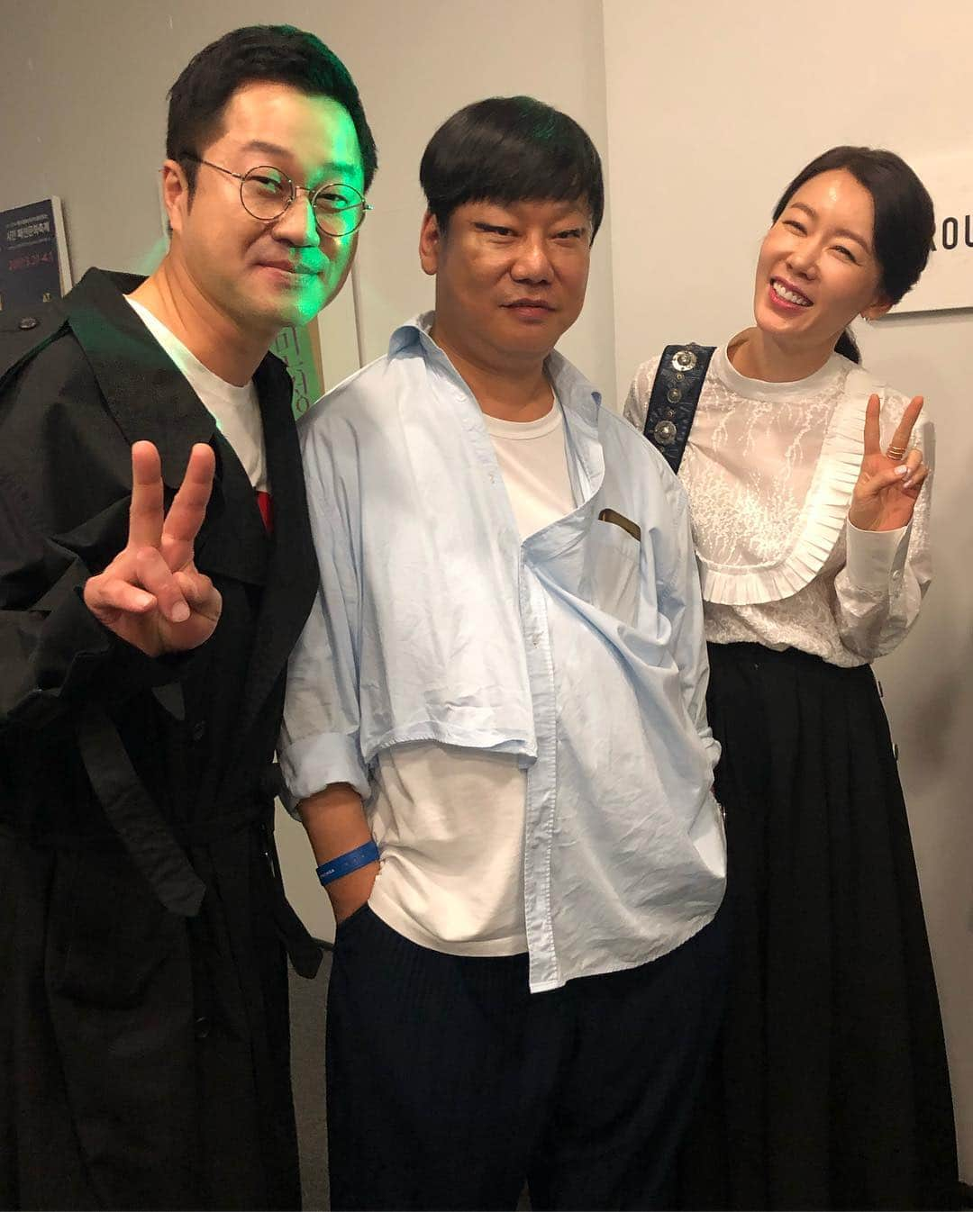 アン・ソニョンさんのインスタグラム写真 - (アン・ソニョンInstagram)「이게 얼마만😍 . . . 아직도 017 폴더폰 쓰는  #영원한나의오뿌아 #황금알시절계약커플  #상남좌  #진짜남좌  #지상렬 오빠 ❤️ . . . 골뱅이집 아니고, 감자탕집 아니고, 패션쇼장에서 만날일이야🤣 #세월빠르다😭  올만에  #바로어무이오작교  착하고 참한 색시감 찾아요🤧 . . . @hausofpbk_official」4月22日 19時03分 - anney_an_love