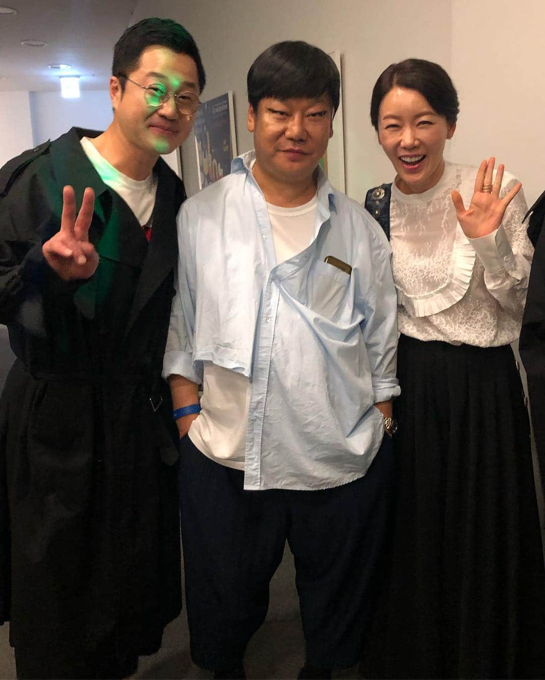 アン・ソニョンさんのインスタグラム写真 - (アン・ソニョンInstagram)「이게 얼마만😍 . . . 아직도 017 폴더폰 쓰는  #영원한나의오뿌아 #황금알시절계약커플  #상남좌  #진짜남좌  #지상렬 오빠 ❤️ . . . 골뱅이집 아니고, 감자탕집 아니고, 패션쇼장에서 만날일이야🤣 #세월빠르다😭  올만에  #바로어무이오작교  착하고 참한 색시감 찾아요🤧 . . . @hausofpbk_official」4月22日 19時03分 - anney_an_love