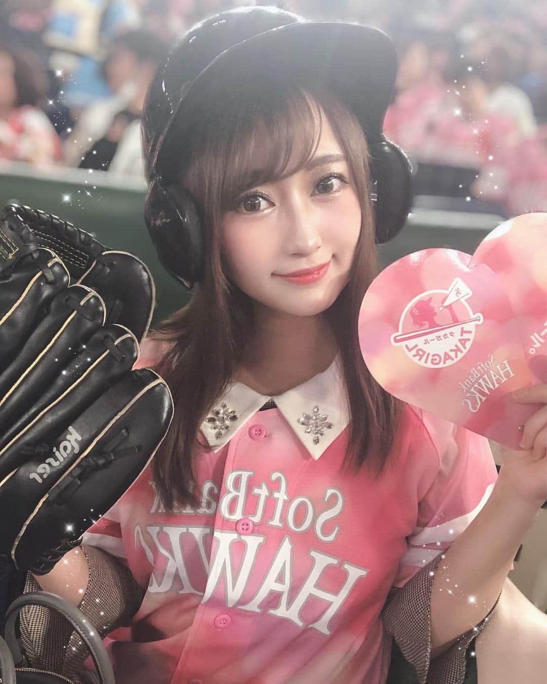 YU-RIのインスタグラム：「#🦅#⚾️ インスタ映え空間〜💓 前にネットないから恐怖空間〜🥺💓 ・ ・ ・ #タカガールデー#タカガール#タカガール2019#ホークス#ピンク#ユニフォーム#可愛い#野球女子#奪sh#エキサイトシート#東京ドーム#野球#野球観戦#オリックス」
