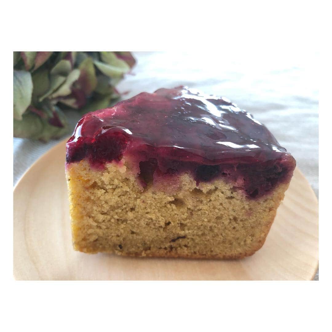 高垣麗子さんのインスタグラム写真 - (高垣麗子Instagram)「・ お土産にcakeをいただきました。 高知県産のベリーとラベンダーの おしゃれなcake◯ ・ ・ #cake」4月22日 19時03分 - reikotakagaki