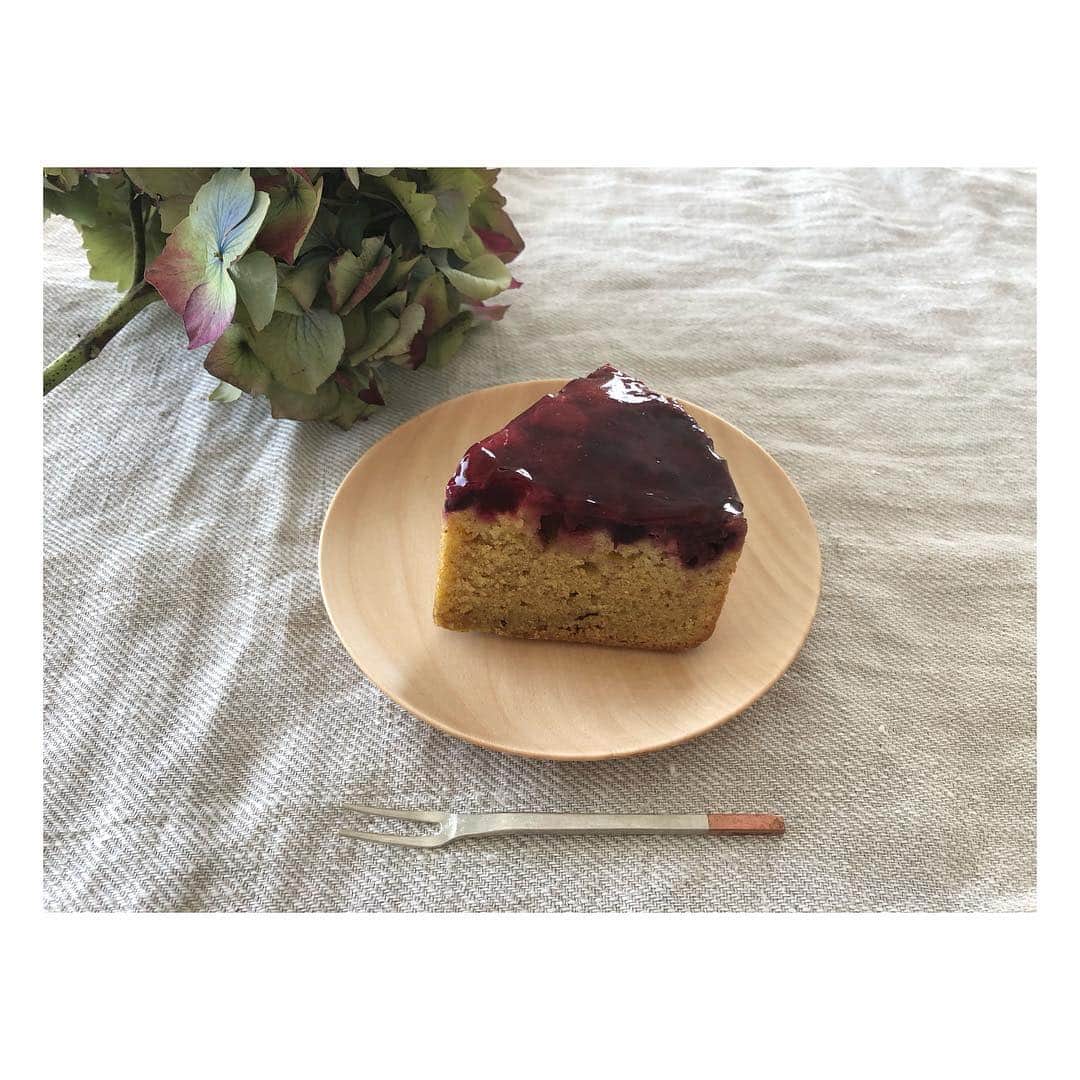 高垣麗子さんのインスタグラム写真 - (高垣麗子Instagram)「・ お土産にcakeをいただきました。 高知県産のベリーとラベンダーの おしゃれなcake◯ ・ ・ #cake」4月22日 19時03分 - reikotakagaki