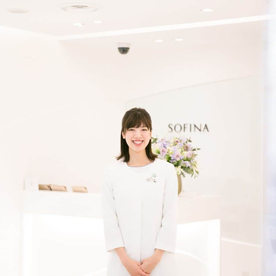 SOFINA Beauty Power Stationさんのインスタグラム写真 - (SOFINA Beauty Power StationInstagram)「【Beauty Power Lesson】〜春の肌悩みをレッスンで相談しながら〜﻿ 最近は気温も上がり、春爛漫とした季節になってきましたね。﻿ その反面、寒暖差・花粉やほこりなどの汚れ・紫外線など、お肌にとっては環境ストレスも多い季節。﻿ 肌トラブルに悩まされる方も多いのではないでしょうか。﻿ ﻿ そんな春の乾燥ゆらぎ肌には、﻿ #ソフィーナ銀座 Personal Lesson Studioで今の肌状態を知り、自分にあったスキンケアを試してみませんか？﻿ ﻿ #ソフィーナ銀座 Personal Lesson Studioは完全予約制。お客さまお一人ずつに専用の個室で、肌解析・お手入れレッスンをマンツーマンで行います。﻿ ＊お肌状態のカウンセリング﻿ ＊クレンジングと洗顔のレッスン﻿ ＊先端の機器で肌測定﻿ ＊スキンケアレッスン﻿ ＊お肌のトリートメント ﻿ ＊ご自身でメイクのお直し﻿ ﻿ 肌状態を正しく知ることで、今のお肌に合った最適なお手入れ方法が見つかります。﻿ 春の肌悩みを、パーソナル ビューティエキスパートにご相談ください♪﻿ ﻿ #ソフィーナ銀座 Personal Lesson Studio のメンバー一同、心よりお待ちしております。﻿ ﻿ ﻿ #ソフィーナ銀座#ソフィーナ#SOFINA#花王ソフィーナ#銀座#銀ブラ#肌解析#肌チェック#スキンチェック#スキンケアレッスン#スキンケアレビュー#スキンケアレポ#スキンケア難民#スキンケアオタク#スキンケア好き#おすすめクレンジング#おすすめ洗顔#洗顔レッスン#肌トリートメント#フェイストリートメント#肌悩み#美容部員#花嫁美容#美容day#美活#ご褒美day#休日の過ごし方#お出かけスポット#週末の過ごし方」4月22日 19時04分 - bbk_ginza_jp