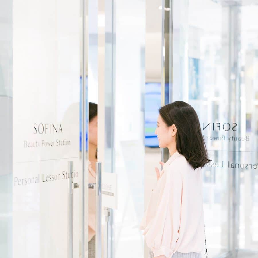 SOFINA Beauty Power Stationさんのインスタグラム写真 - (SOFINA Beauty Power StationInstagram)「【Beauty Power Lesson】〜春の肌悩みをレッスンで相談しながら〜﻿ 最近は気温も上がり、春爛漫とした季節になってきましたね。﻿ その反面、寒暖差・花粉やほこりなどの汚れ・紫外線など、お肌にとっては環境ストレスも多い季節。﻿ 肌トラブルに悩まされる方も多いのではないでしょうか。﻿ ﻿ そんな春の乾燥ゆらぎ肌には、﻿ #ソフィーナ銀座 Personal Lesson Studioで今の肌状態を知り、自分にあったスキンケアを試してみませんか？﻿ ﻿ #ソフィーナ銀座 Personal Lesson Studioは完全予約制。お客さまお一人ずつに専用の個室で、肌解析・お手入れレッスンをマンツーマンで行います。﻿ ＊お肌状態のカウンセリング﻿ ＊クレンジングと洗顔のレッスン﻿ ＊先端の機器で肌測定﻿ ＊スキンケアレッスン﻿ ＊お肌のトリートメント ﻿ ＊ご自身でメイクのお直し﻿ ﻿ 肌状態を正しく知ることで、今のお肌に合った最適なお手入れ方法が見つかります。﻿ 春の肌悩みを、パーソナル ビューティエキスパートにご相談ください♪﻿ ﻿ #ソフィーナ銀座 Personal Lesson Studio のメンバー一同、心よりお待ちしております。﻿ ﻿ ﻿ #ソフィーナ銀座#ソフィーナ#SOFINA#花王ソフィーナ#銀座#銀ブラ#肌解析#肌チェック#スキンチェック#スキンケアレッスン#スキンケアレビュー#スキンケアレポ#スキンケア難民#スキンケアオタク#スキンケア好き#おすすめクレンジング#おすすめ洗顔#洗顔レッスン#肌トリートメント#フェイストリートメント#肌悩み#美容部員#花嫁美容#美容day#美活#ご褒美day#休日の過ごし方#お出かけスポット#週末の過ごし方」4月22日 19時04分 - bbk_ginza_jp