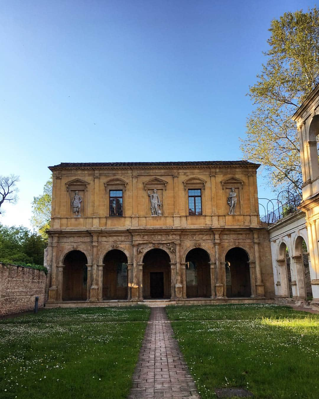 フェデリカ・テスタさんのインスタグラム写真 - (フェデリカ・テスタInstagram)「I cortili centrali delle città italiane mi hanno sempre affascinato. Dietro ai portoni spesso si nascondo giardini spettacolari sconosciuti ai più... imbattersi in chicche come questa è un po’ più raro, ma se si è curiosi e fortunati abbastanza a volte può capitare💫  #beauty #discovering #exploring」4月22日 19時06分 - _fedetesta_