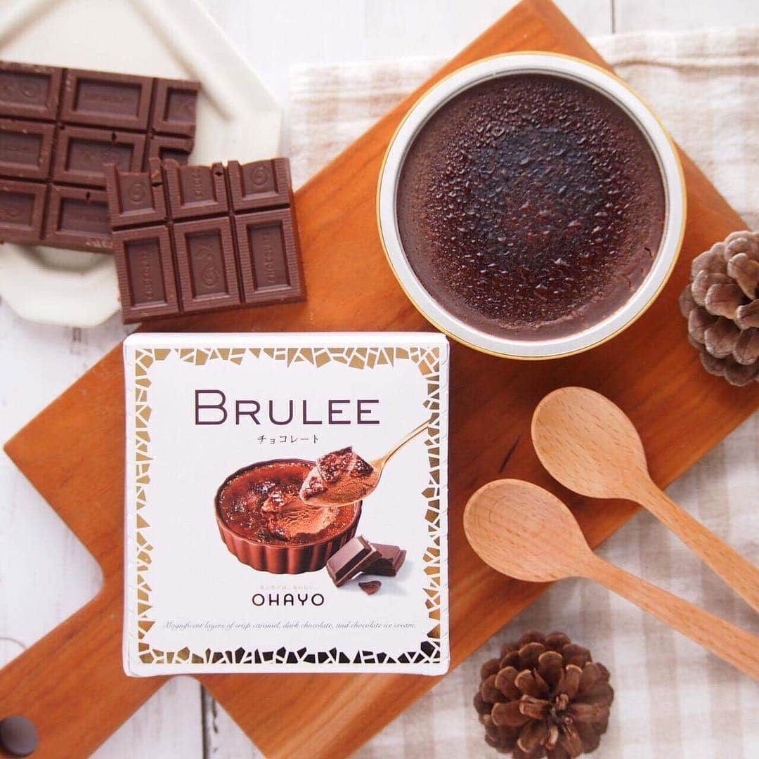 オハヨー乳業 公式アカウントさんのインスタグラム写真 - (オハヨー乳業 公式アカウントInstagram)「・﻿ 発売日：4月23日﻿ 商品名：BRULEE チョコレート ﻿ オハヨーの人気商品 #BRULEE から待望のチョコ味が登場🍫﻿ ﻿ 自分へのご褒美アイスにぴったりの#BRULEE ❤️﻿ チョコアイスにはこだわりがたくさん詰まってます。﻿ ﻿ ドミニカ産カカオからつくったカカオマスを使用することで、﻿味わい豊かなチョコアイスに仕上げました。﻿ さらに赤ワインで大人の風味をプラス✨﻿ ﻿ パリッと香ばしいキャラメリゼとチョコアイスの相性は抜群💖﻿ ﻿ 少しだけ溶かしてから食べると、濃厚さがUPしておすすめです♪﻿ ﻿ ※本商品のアルコール分：0.2％未満﻿ ﻿ #OHAYO #オハヨー乳業 #オハヨー ﻿ #ブリュレ #アイス﻿ ___﻿ #スイーツ #デザート #ご褒美スイーツ﻿ #大人スイーツ #プチアレンジ ﻿ #アレンジレシピ #おうちカフェ	﻿ #うちカフェ #アイス好き﻿ #ブリュレ好き #アイスタグラム	﻿ #アイス部 #アイスマニア #カフェスタグラム	﻿ #コンビニスイーツ #コンビニアイス	﻿ #新発売 #新商品 #スイーツ女子	﻿ #チョコアイス #スイーツタイム﻿ #チョコブリュレ #特別な時間	﻿ #アイス好きな人と繋がりたい」4月22日 19時06分 - ohayo_milk