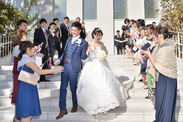 スマ婚/オフィシャルアカウントさんのインスタグラム写真 - (スマ婚/オフィシャルアカウントInstagram)「.﻿ 結婚式をご予定のみなさまへ﻿ スマ婚がプロデュースする結婚式のご紹介です♪﻿ ﻿ 【カテゴリ】ホテルウェディング﻿ 【エリア】千葉県・浦安市﻿ 【会場】東京ベイ舞浜ホテル﻿ ﻿ バージンロードの先には…﻿ 青い空と海が見え、明るい光が差し込むチャペル﻿ お天気にも恵まれ絶好の結婚式日和ですね♡﻿ ﻿ お色直しにはパープルのドレスで﻿ ラプンツェルのような花嫁様はリムジンでお出かけです🏰﻿ ﻿ スマ婚では、皆さまのこだわりを大切にした﻿ “メリハリウェディング”をご提案。﻿ 専任プランナーが、お二人だけのオリジナルウェディングをプロデュース！﻿ 大切な一日のために、しっかり寄り添います。﻿ ﻿ -------------------------------------------------------﻿ #スマ婚#結婚式#プレ花嫁#式場探し#式場迷子#ブライダル#結婚式準備﻿ #スマ婚レポ#結婚式写真#結婚式レポ#卒花嫁レポ#披露宴演出﻿ #披露宴ドレス#結婚式場探し#結婚式場迷子#結婚式準備記録﻿ #結婚式準備レポ#プレ花嫁デビュー#ig_wedding#ウェディングフォト﻿ #ウェディングニュース#プレ花嫁さんと繋がりたい#全国の花嫁さんと繋がりたい﻿ #全国の卒花嫁さんと繋がりたい#日本中のプレ花嫁さんと繋がりたい﻿ #ブライダルフォト#ウェディングケーキ#フラワーシャワー#チャペル挙式#パープルドレス」4月22日 19時07分 - smakon_official