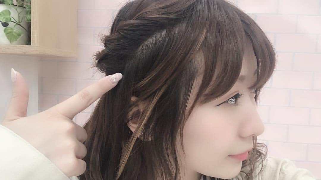 新矢皐月さんのインスタグラム写真 - (新矢皐月Instagram)「#今日のヘアスタイル  今日のCHECKでは 二本で編み込みして後ろはピンでとめてもらいました☺️ おろしてる髪はコテじゃなくストレートアイロンでなみなみに🎀 . . Uピンで前髪横のシールエクステは隠すというヘアメイクさんのテクニックを知った📝笑 シールエクステが明るくなってきちゃってメッシュっぽくなってきてるから染めないとと . . #ヘアアレンジ #ヘアスタイル  #ヘアセット #髪型 #シールエクステ #今日のヘアアレンジ  #丸顔  #ヘアメイク #女子力 #abcuneface #f #l #followｍe #followfollow #likeforfollow #japan #japanesegirl #hair #hairstyle」4月22日 19時07分 - araya_satsuki