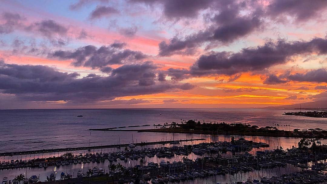 西山真以さんのインスタグラム写真 - (西山真以Instagram)「* The sunset sky was really lovely yesterday..🌏🙏🏻✨ . #sunset #sunsetsky #orangesky  #magichour #hawaii #hawaiilife  #beautifulworld」4月22日 19時10分 - mai0830