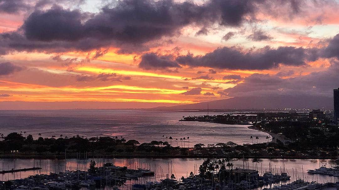 西山真以さんのインスタグラム写真 - (西山真以Instagram)「* The sunset sky was really lovely yesterday..🌏🙏🏻✨ . #sunset #sunsetsky #orangesky  #magichour #hawaii #hawaiilife  #beautifulworld」4月22日 19時10分 - mai0830