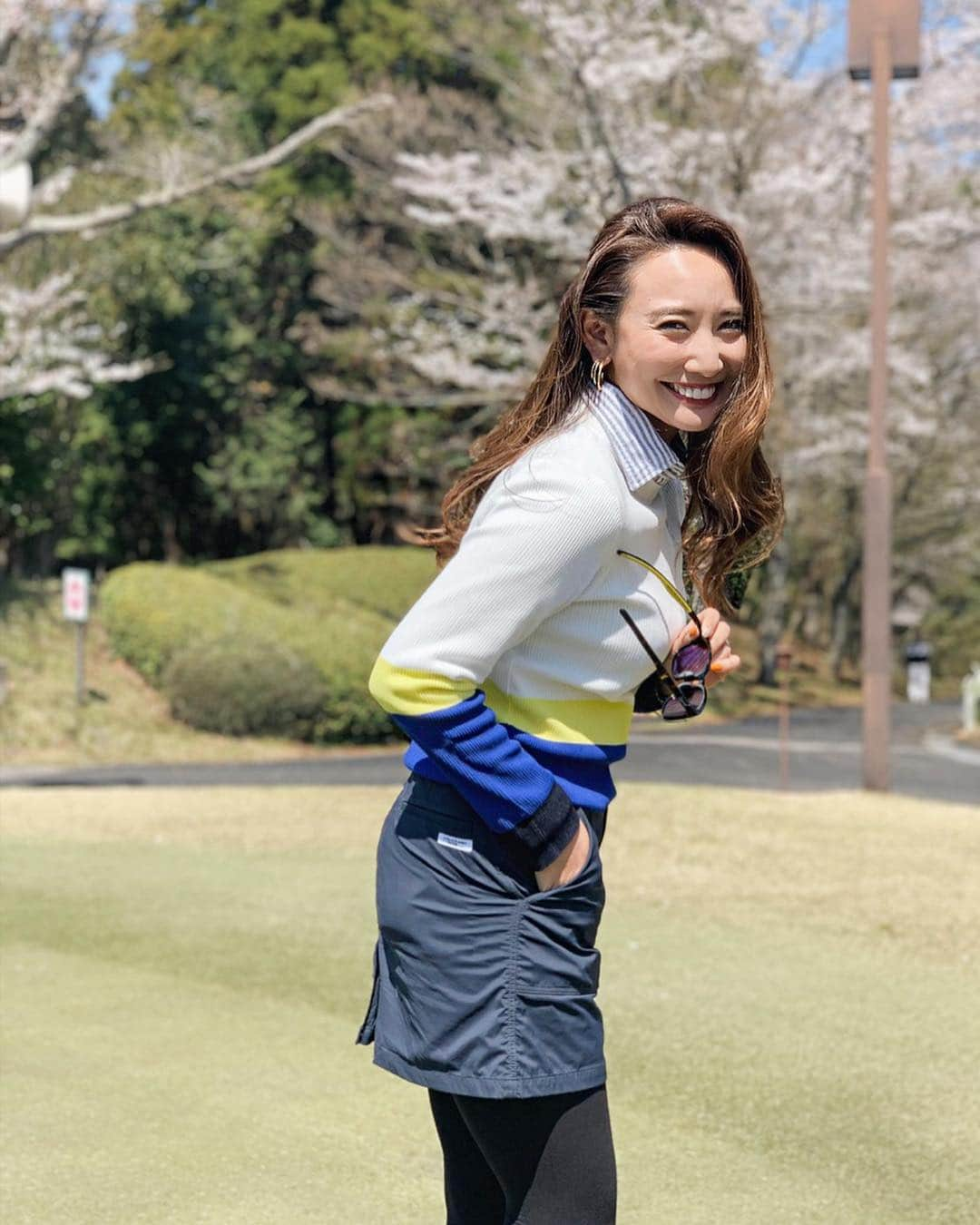 李 雨瀟さんのインスタグラム写真 - (李 雨瀟Instagram)「⛳️🏌️‍♀️ . 週末ゴルフと思いきや、1ヶ月ずれてたという凡ミス😭 はぁ、ゴルフしたい🥺💕💕 . . みんなにいつも凄いって褒められるんだけど、 ゴルフの時はいつもマイシャンプーを持参しているんです🙈 . 最近はスーパーフードが入ってるこの2本を ゴルフバックに常備してるよっ♩ サロンでもトリートメント必須ですが、普段からヘアケアは年中欠かさないです。日焼け止めを塗るのと同じように頭皮も1日紫外線を浴びているとダメージがかなり強く… だからこそ終わった後のシャンプーが大事っ!! このシャンプーは集中スカルプケアができて すっきりするのがゴルフの後にぴったりなの♡ . ドライヤーした後もしっとりしてるので 私の髪に凄く合う気がする☺️❤️ . . #mybeauty #beauty #haircare #skincare  #SUPERFOODLAB #hair #hairshampoo #hairtreatment  #shampoo #treatment #golf #golfgirl  #美髪 #サラサラ #ツヤツヤ #スーパーフードラボ #スーパーフードのある日常 #PR #ゴルフ #ゴルフ女子  #ゴルフ好き #ゴルフバカ」4月22日 19時18分 - yuisho_ri