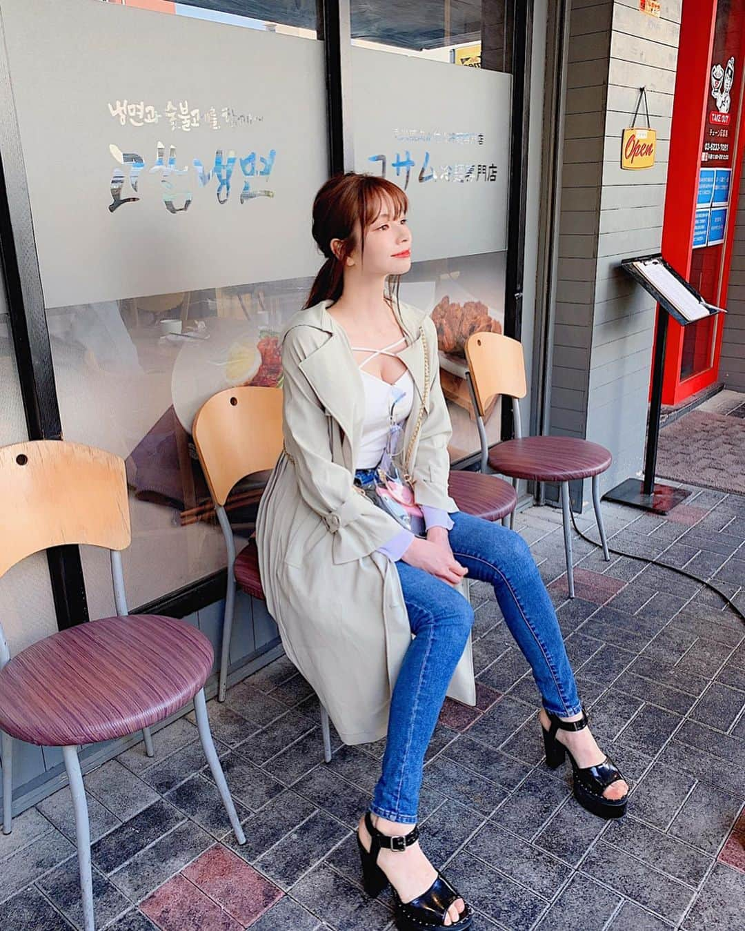 得あゆさんのインスタグラム写真 - (得あゆInstagram)「このトレンチコート可愛くない？？？👱🏻‍♀️✨👉🏻 ・ trench coat : @u_dresser tops : @envym_official denim : @moussyofficial sandal : @dianashoespress ・ ・ ・ ・ ・ ・ ・ ・ ・ #コーデ#コーディネート#シンプルコーデ#春#トレンチコート#プチプラコーデ#サンダル#東京#散歩#インスタ映え#カメラ女子#お洒落#大人カジュアル#大人可愛い#ランチ#カフェ巡り#写真#スタイル#カジュアルコーデ#春コーデ#デート#撮影#新大久保#韓国#韓国ファッション#セレクトショップ#japanesegirl#cafe#springfashion#koreafashion」4月22日 19時18分 - tokuayu819